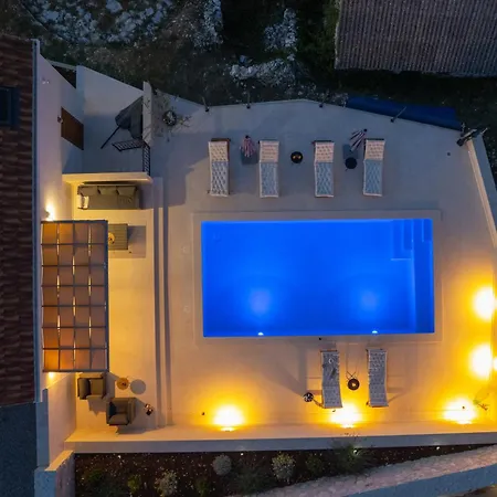Unique Pietra With Heated Private Pool 빌라