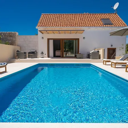 Unique Pietra With Heated Private Pool 빌라